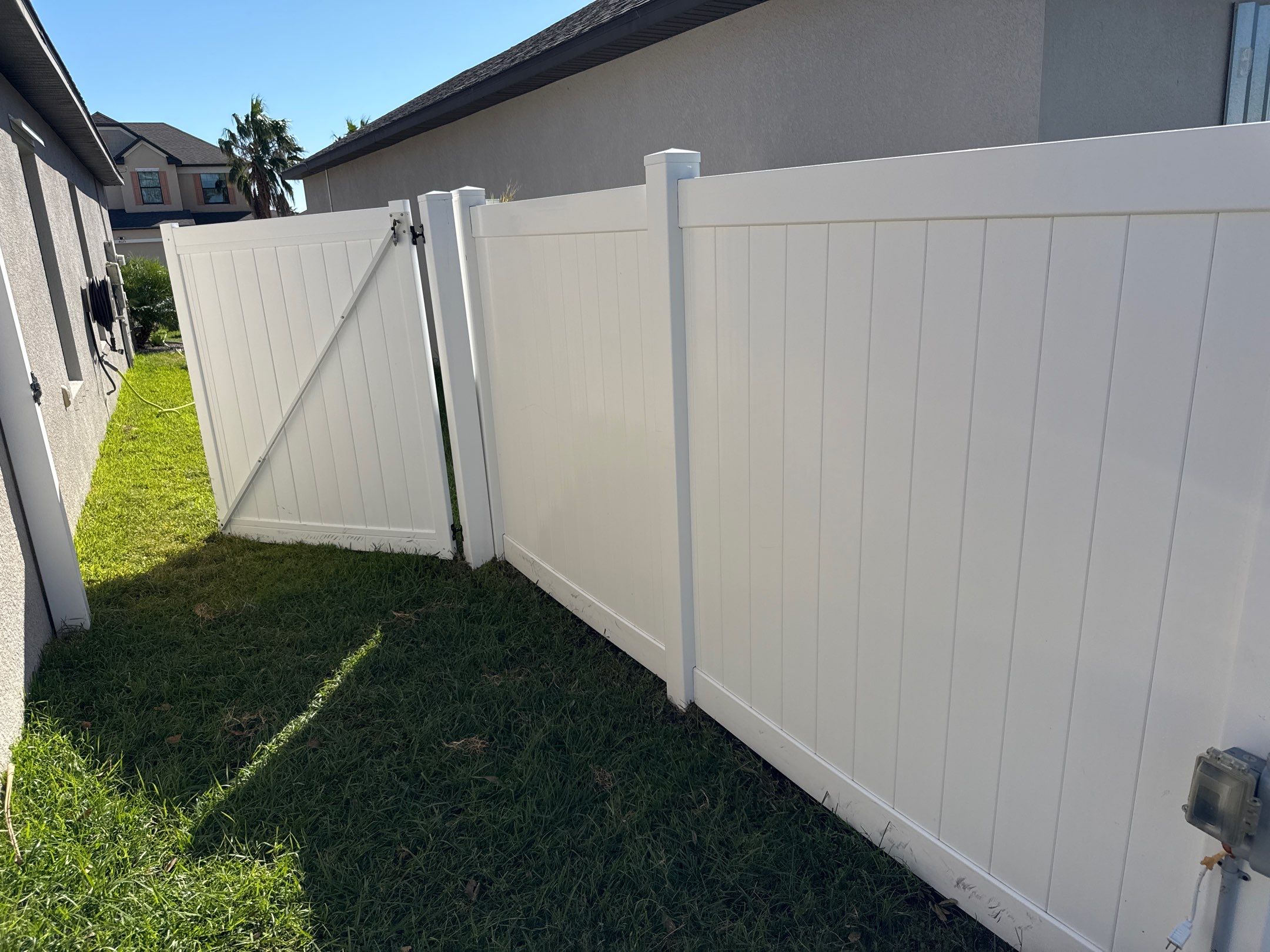 Comprehensive Concrete and Vinyl Fence Cleaning in Willow Walk Community, Palmetto, FL by Sunshine AquaWash