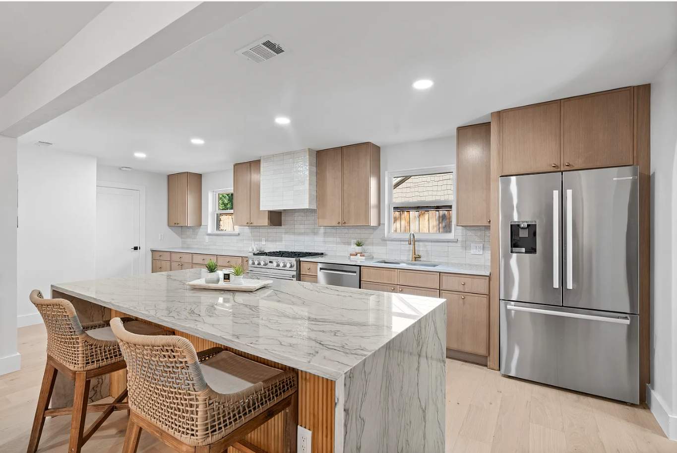 Layout-Loving Kitchen: Premium Cabinets Delivered in 7 Days Flat by Tibi Soli LLC