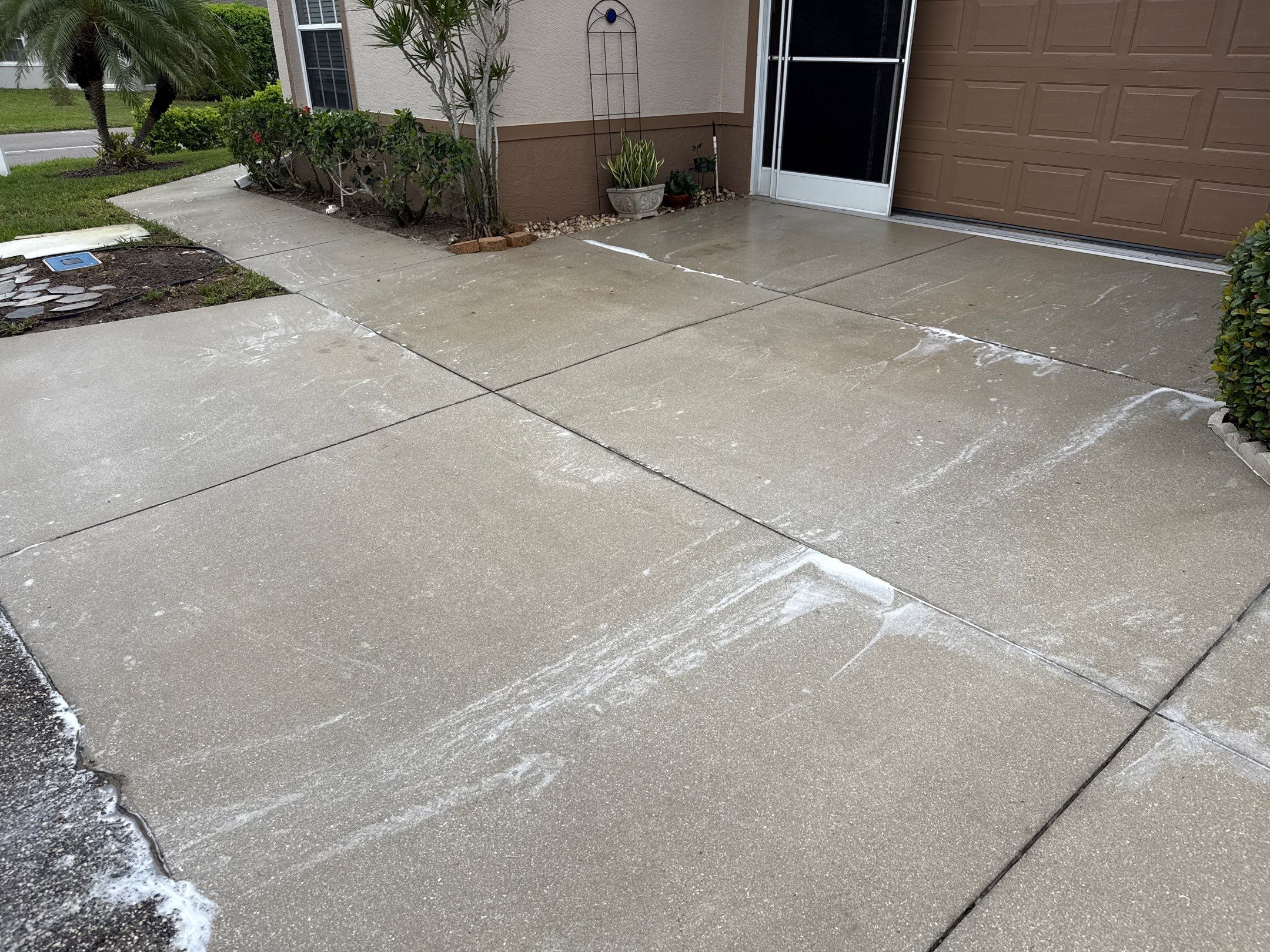 Concrete Driveway & Sidewalk Cleaning in Captain’s Court Condos – Palmetto, FL by Sunshine AquaWash