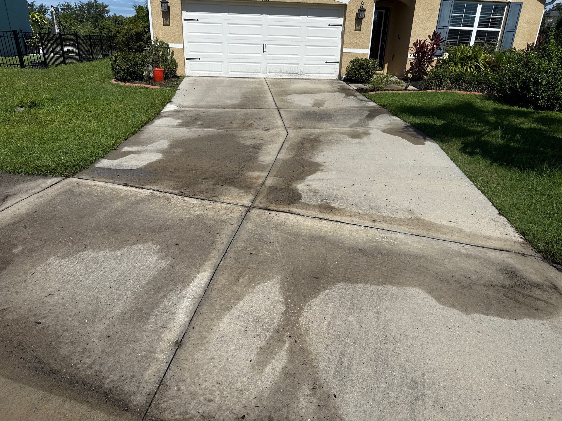 Concrete Driveway & Sidewalk Cleaning in Crystal Lakes – Palmetto, FL by Sunshine AquaWash