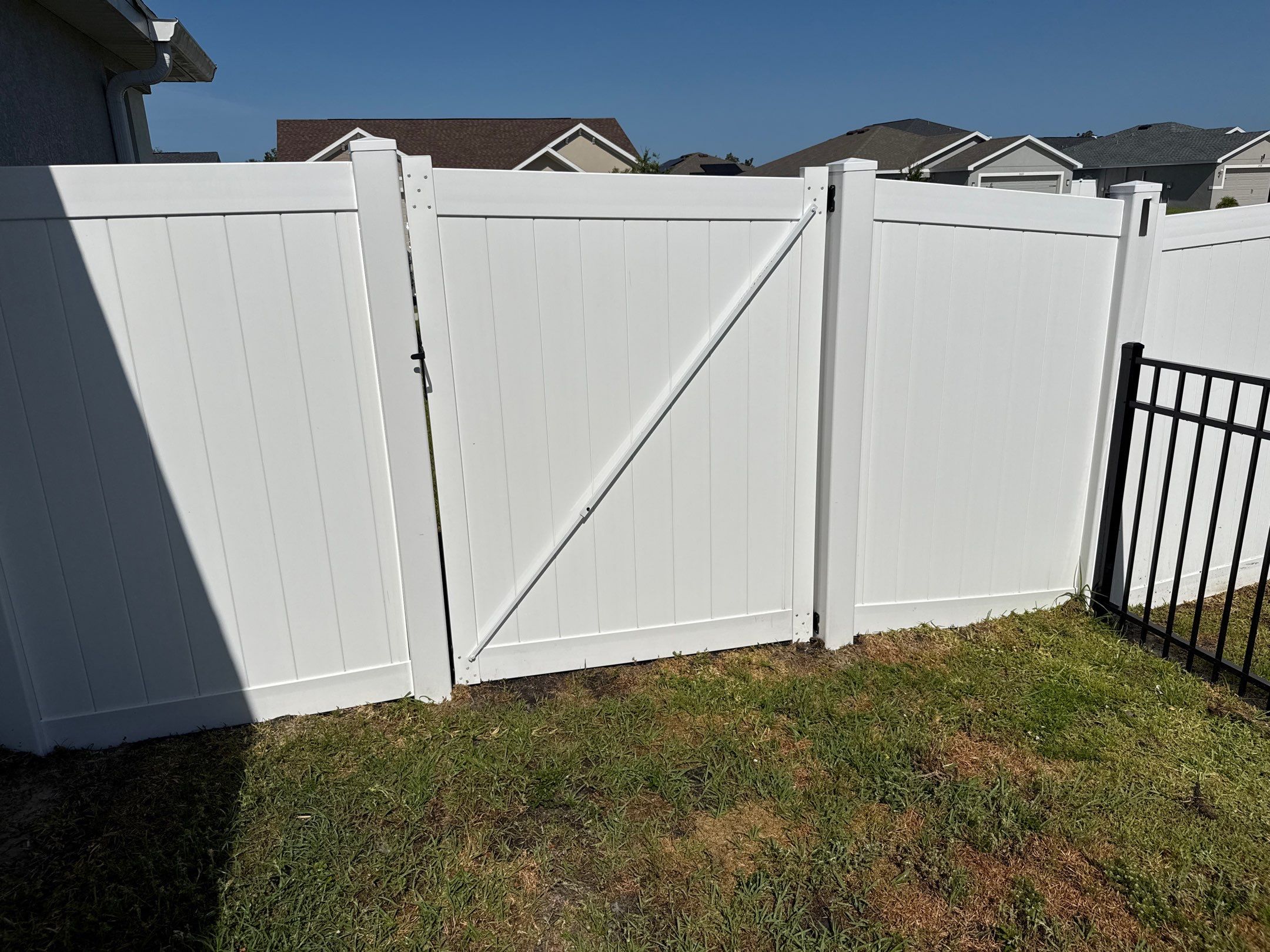 Vinyl Fence Cleaning | Jackson Crossing Community | Palmetto, FL by Sunshine AquaWash