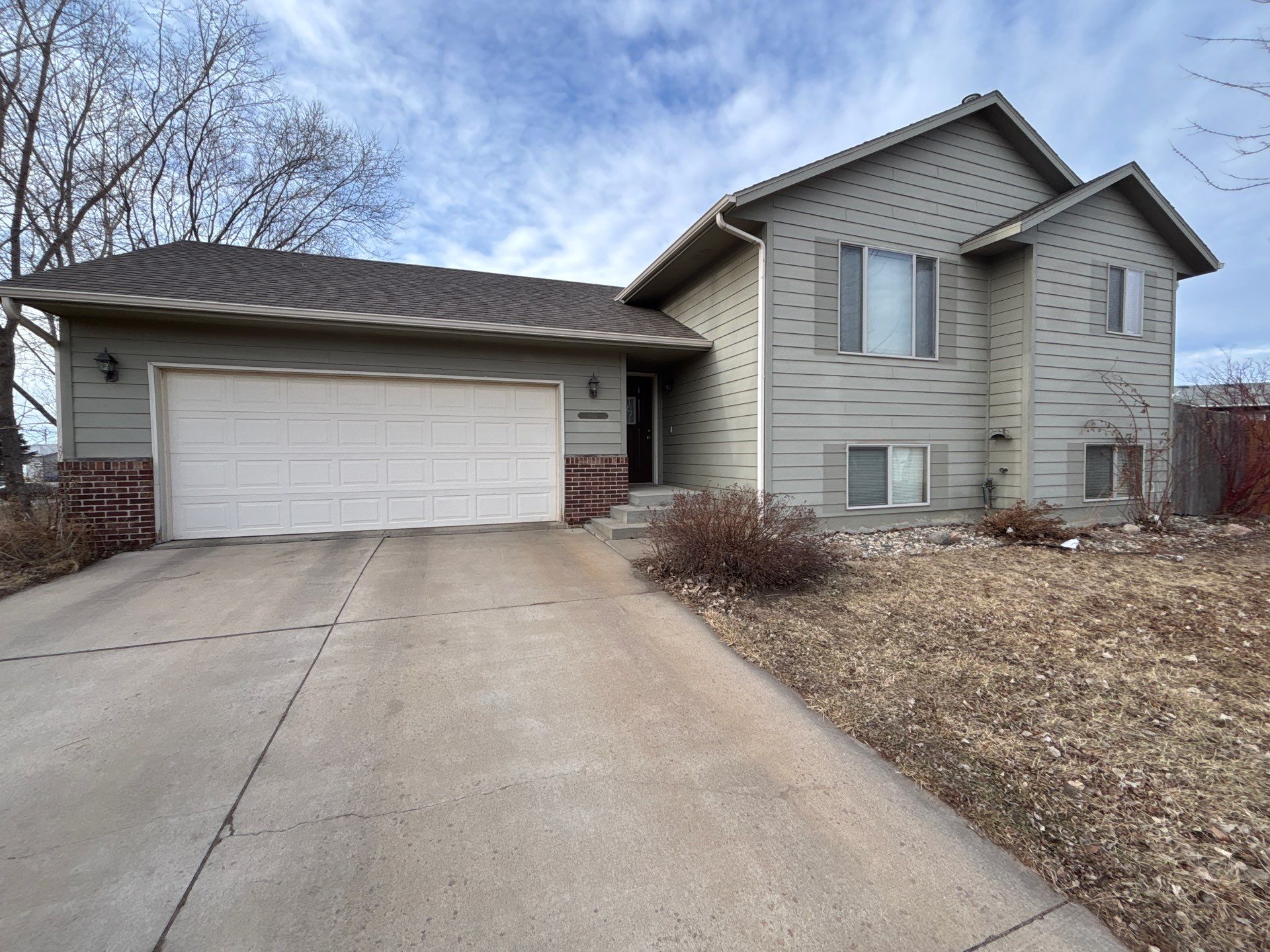 Full Exterior Residential Painting and Siding Refresh in Sioux Falls by Select Painting, Coatings & Garage Cabinets