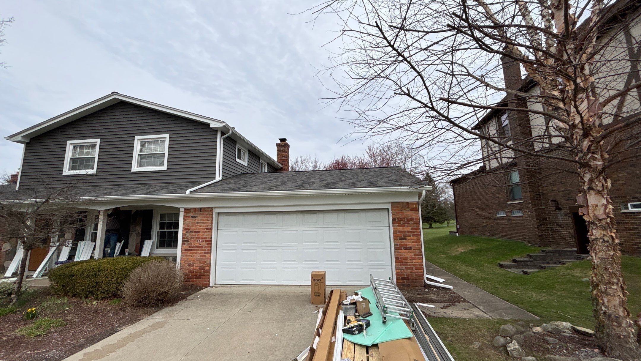 Siding Replacement using Alside Charcoal Smoke and Roof Replacement using Owens Corning Peppercorn by 180 Contractors
