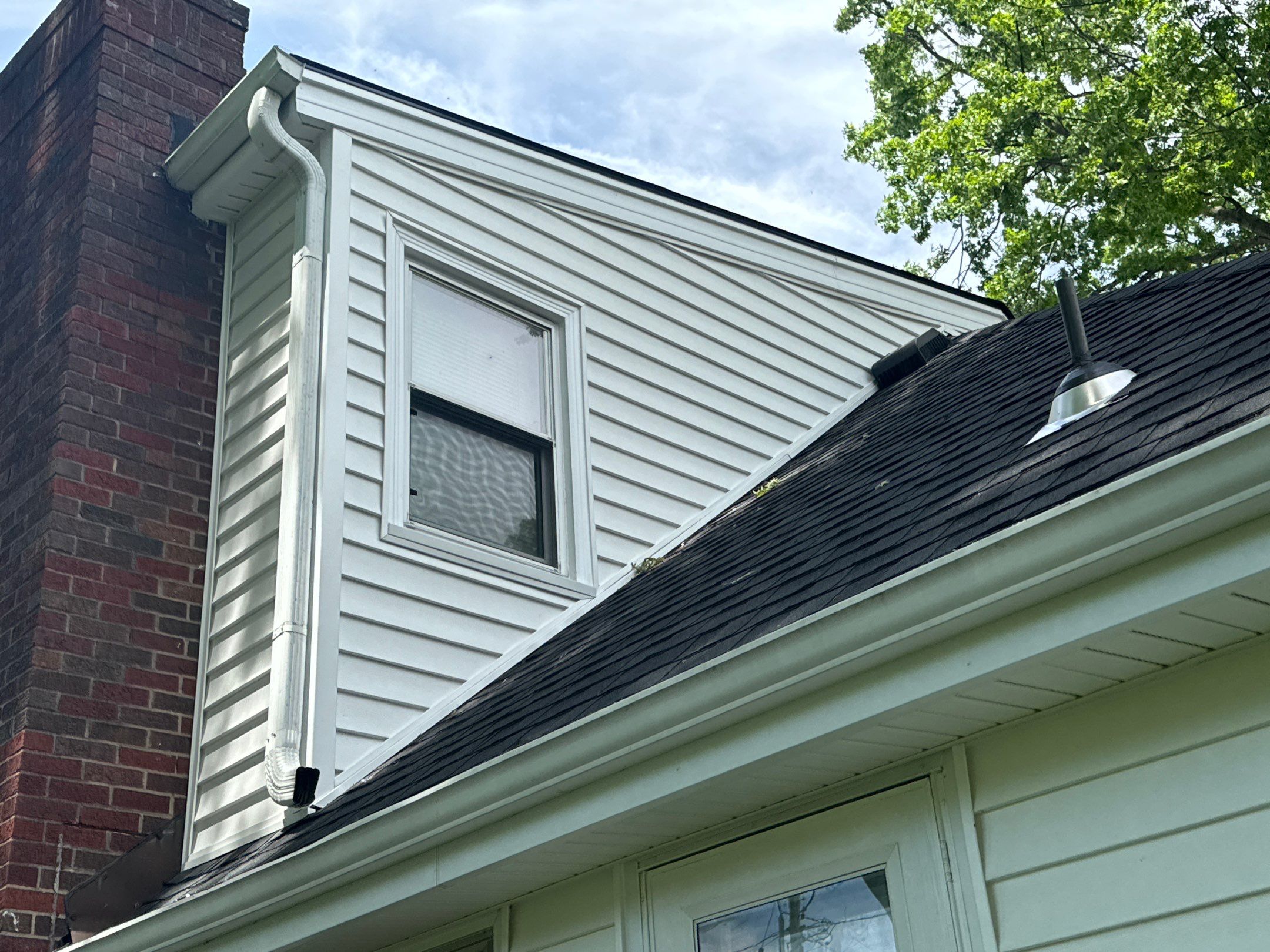 Siding Installation using White Market Square by EEC Windows, Siding & Roofing