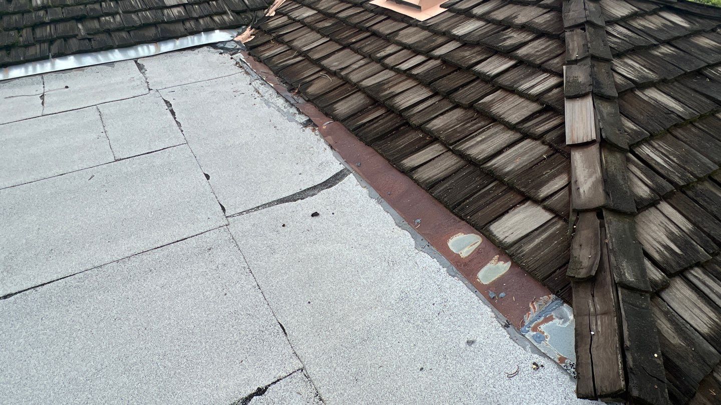 Installation of Certainteed Presidential shingles on residential house by Straight Edge Roofing Inc