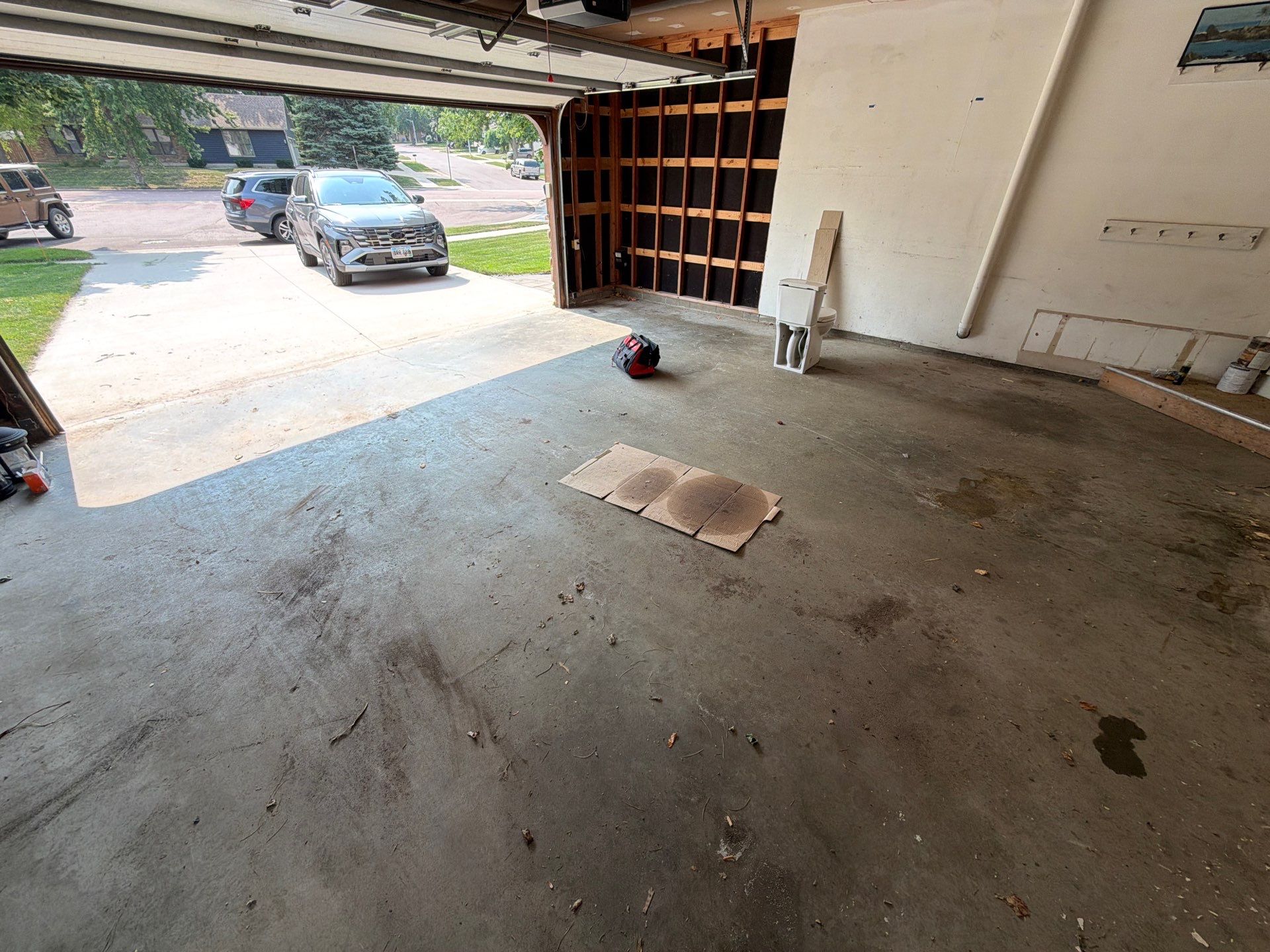 Sioux Falls Garage Floor Coating with Speckled Flake Finish by Select Painting, Coatings & Garage Cabinets