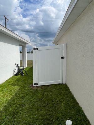 Ruskin, FL 6ft. White Vinyl Privacy Fence