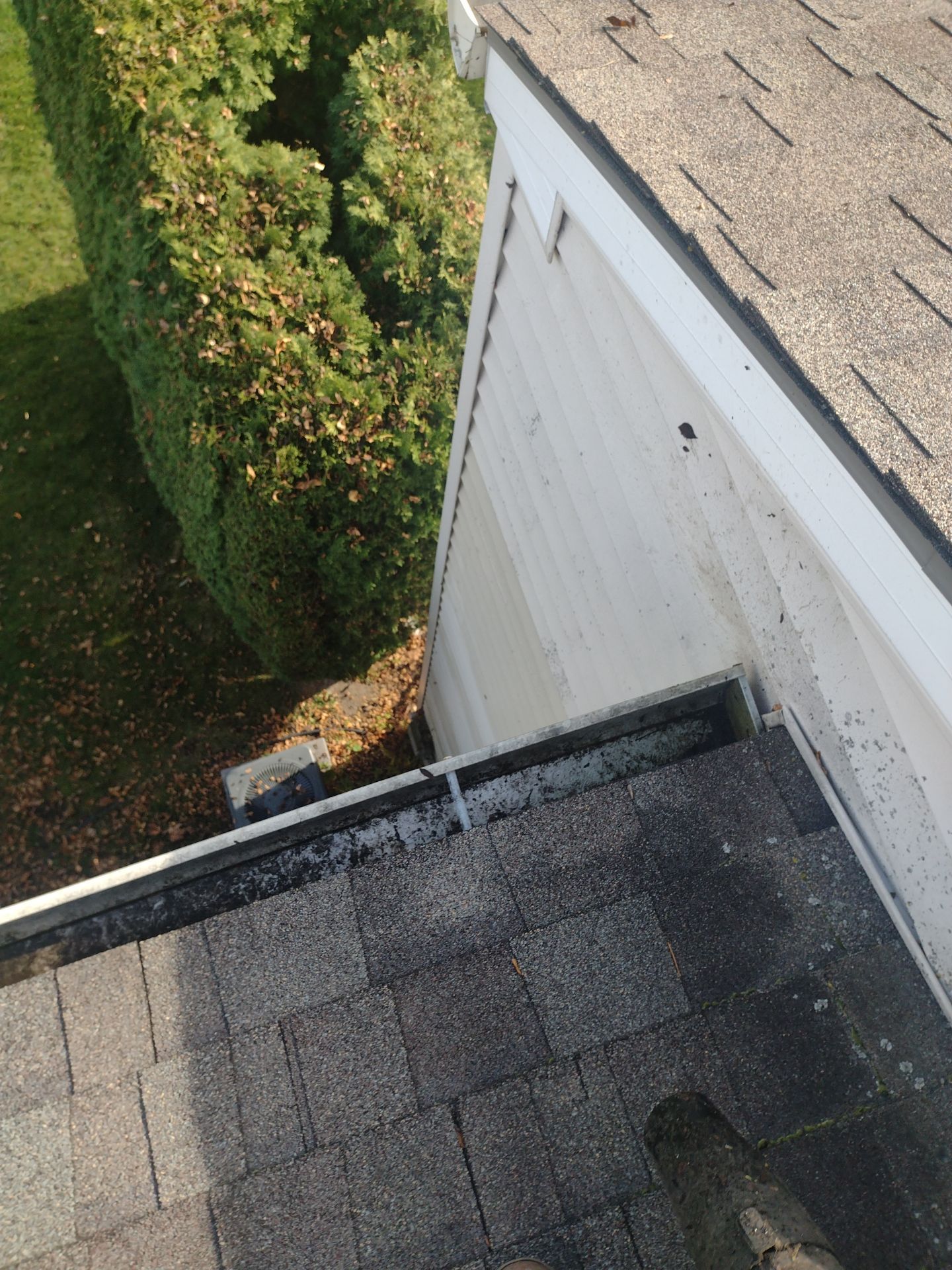 Commercial gutter cleaning Michigan after photo with clean gutters