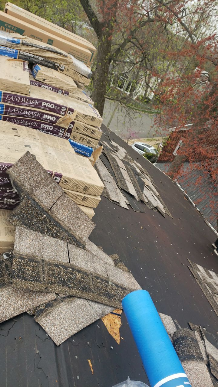 Arlington: CertainTeed Landmark Pro Designer Shingles in Max Def Georgetown Gray by RM Banning, Inc.