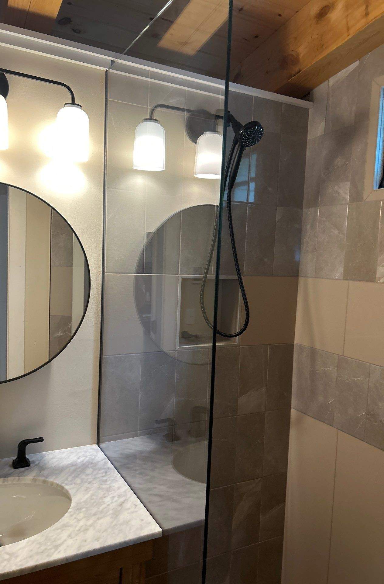 Spray Panel using Tempered Shower Glass by Cheshire Glass Company