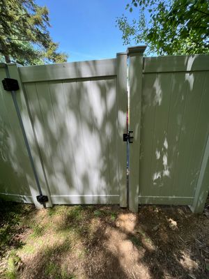 New Vinyl Privacy Fence, With Matching Gate in White. 