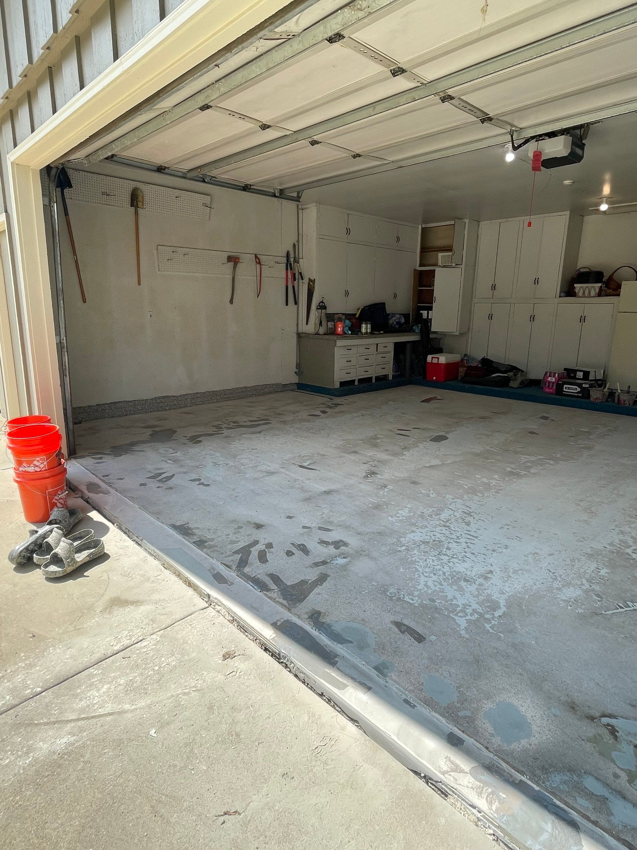 Custom Creekbed Garage Floor Coating in Sioux Falls by Select Painting, Coatings & Garage Cabinets
