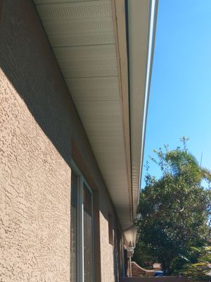 White Soffit and Fascia Installation for Coastal Homes in Sarasota FL