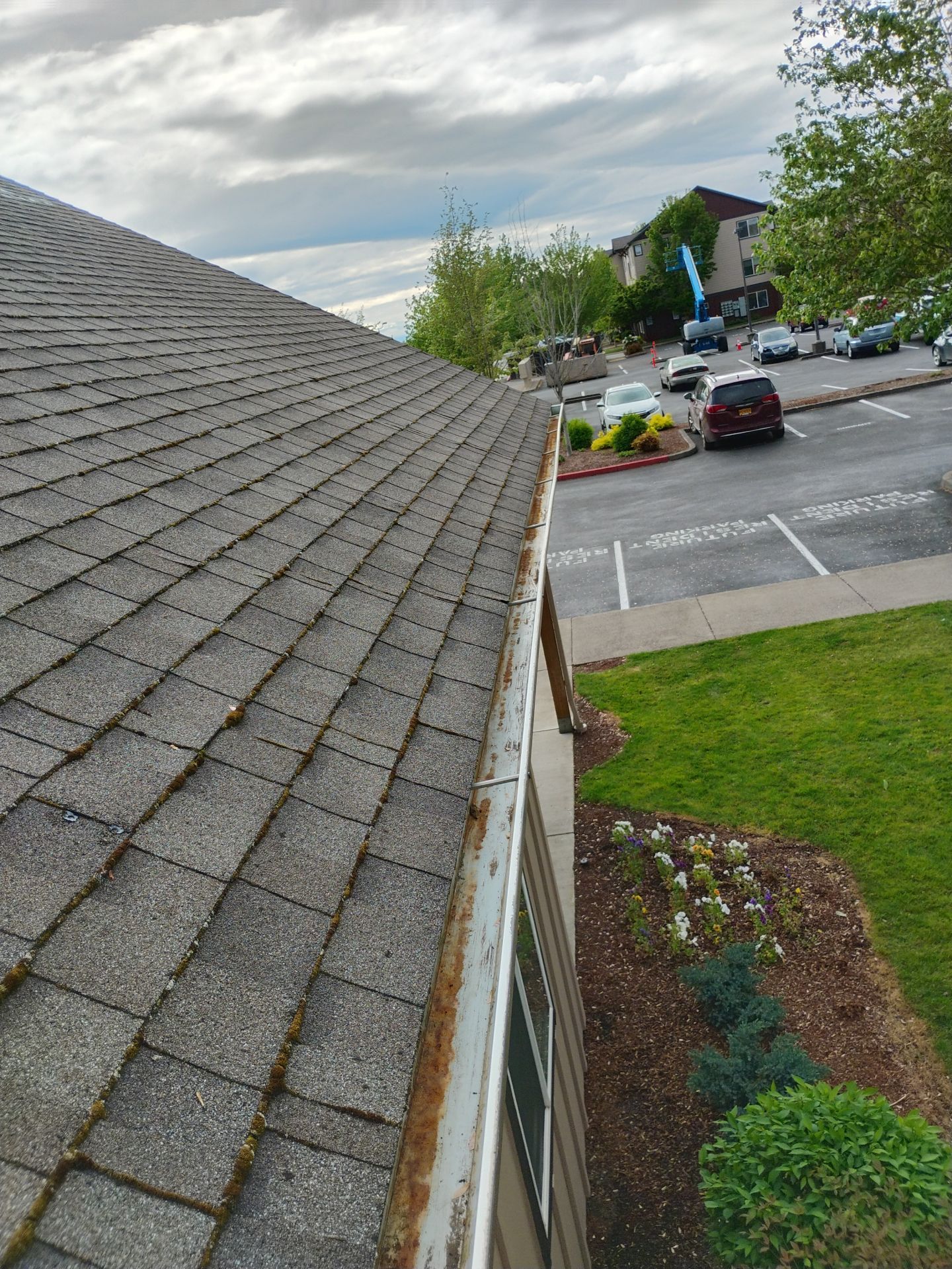 Commercial gutter cleaning Eugene after photo with clean gutters
