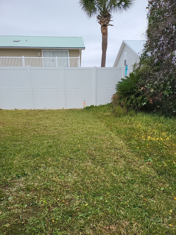 Nice clean look by Hip Square Fence Inc.