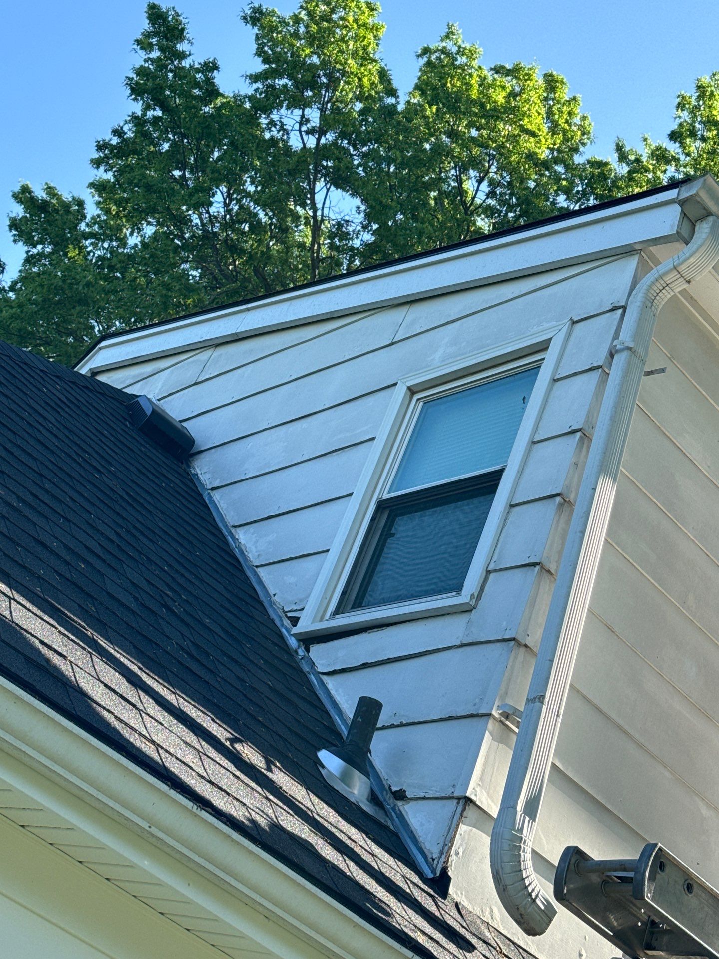 Siding Installation using White Market Square by EEC Windows, Siding & Roofing