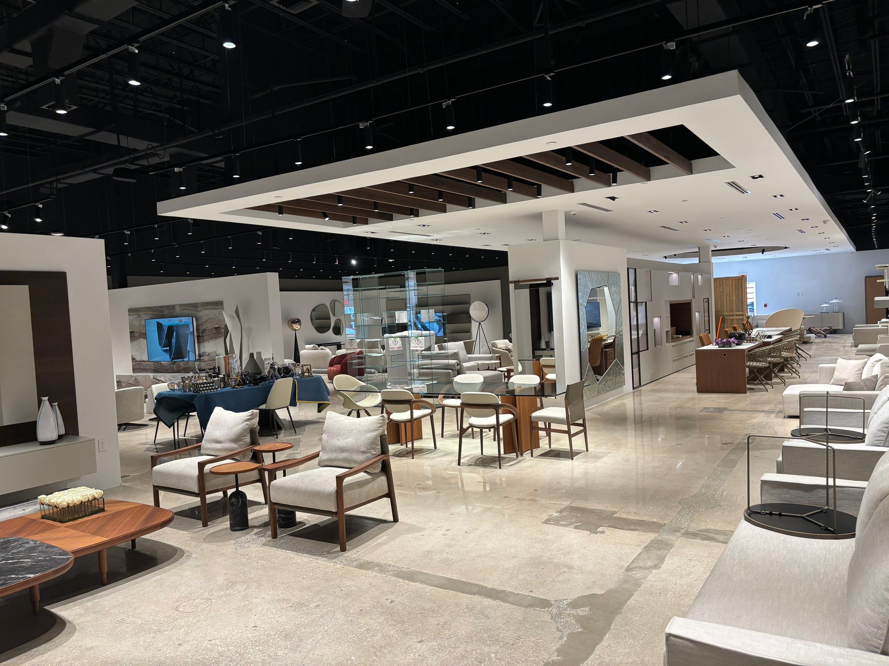 Aventura Comercial by The Goat Contractor ( Giampri Corp)