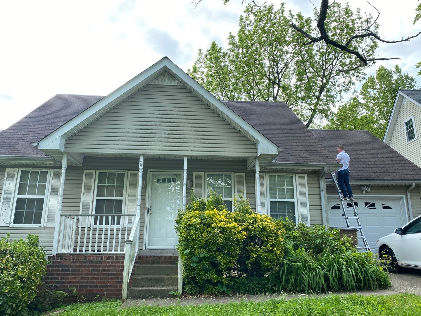Residential Roofing Installation using Owens Corning Oakridge Roofing System by Undersun Roofing 