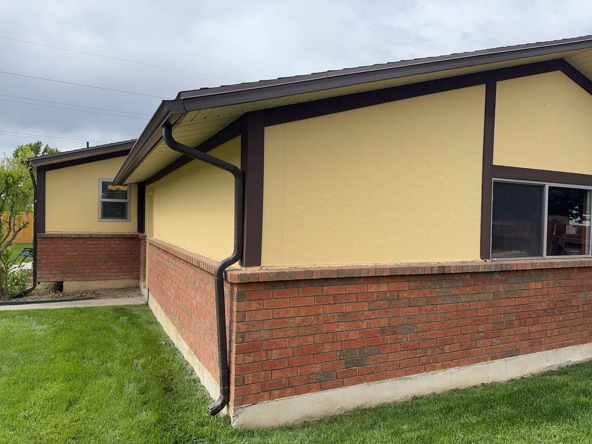 Orem | Hardie B&B and Lap Siding | Cobble Stone & Arctic White by Ideal Siding Utah
