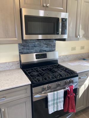 Kitchen Remodel using IMAGIO Solid Glass StoveSplash