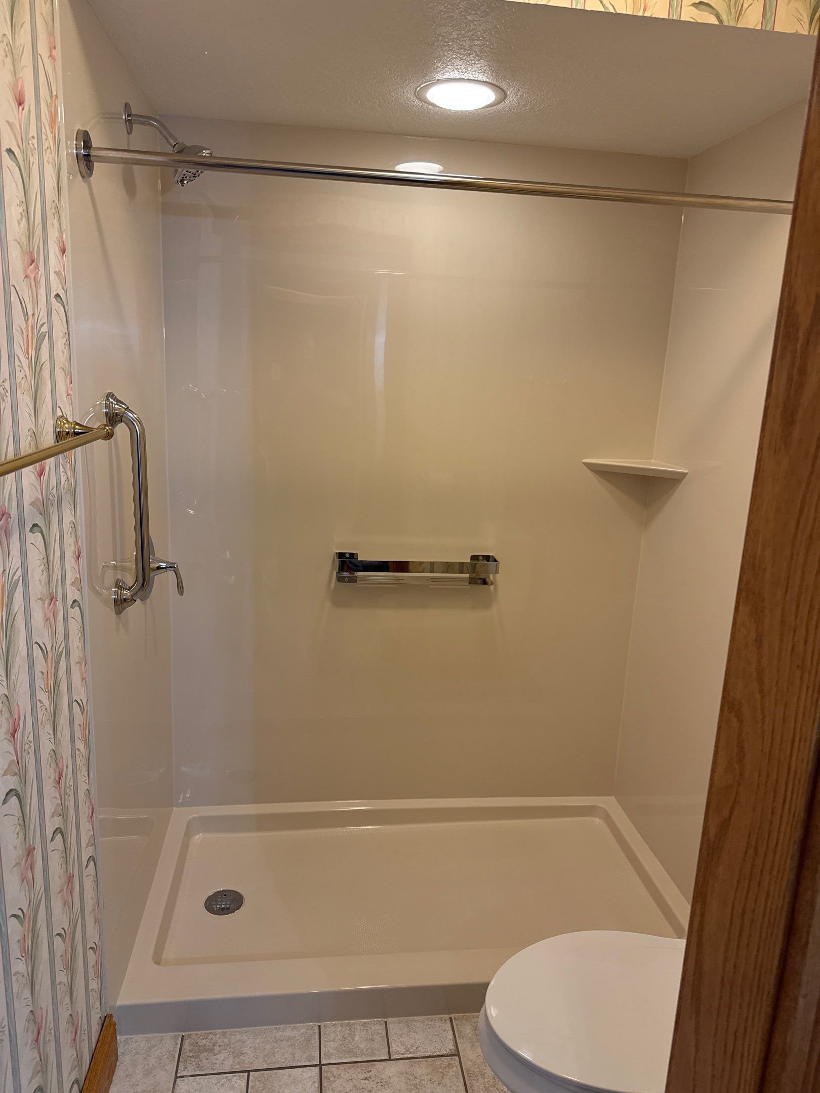 Jacuzzi Bath and Shower Remodel with Walk-In Conversion in Mancelona by Rainbow Seamless Systems