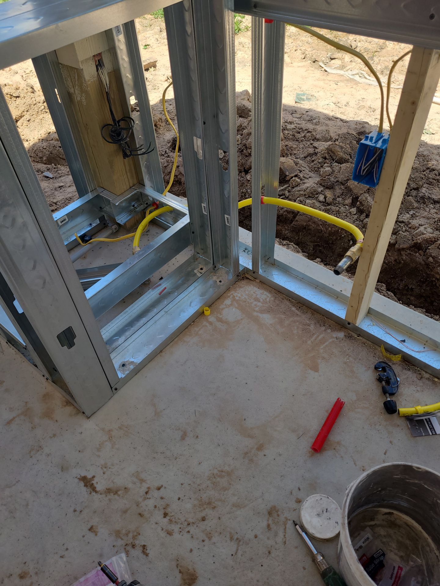 Pool, Patio Cover and Summer Kitchen in Creekside by SophAlx LLC