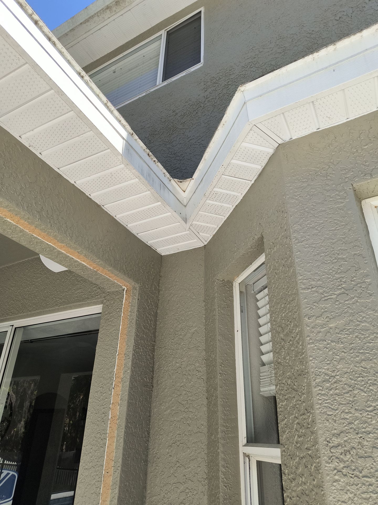 White 6'' Seamless K-style Gutters and Downspouts in Wesley Chapel, FL by Gutter Professors