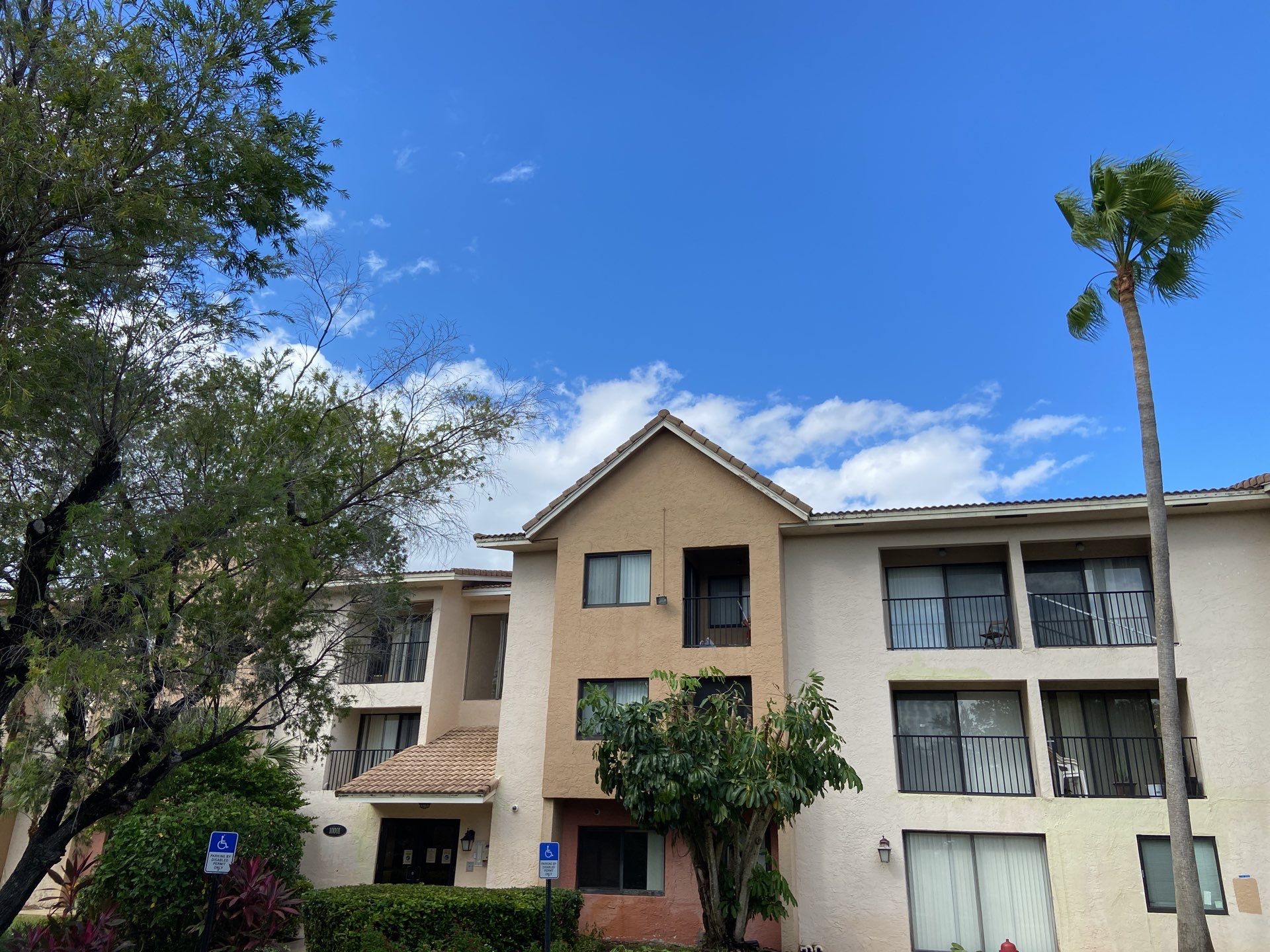 Commercial Roof Cleaning Coral Springs by BKB Pressure Cleaning LLC