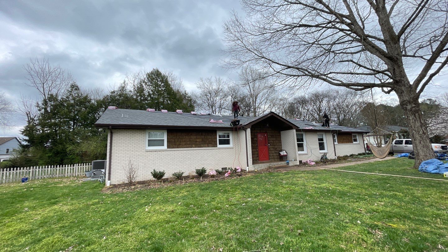Residential Roofing Installation using Owens Corning Oakridge Roofing System by Undersun Roofing 
