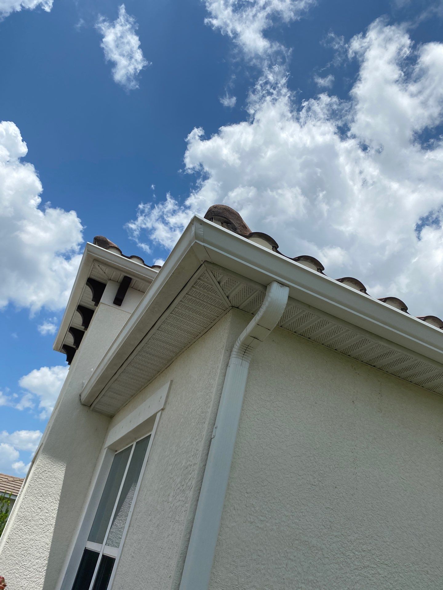 White K Style Seamless Gutters using 6 Inch Seamless Gutters in Sarasota FL by Gutter Professors