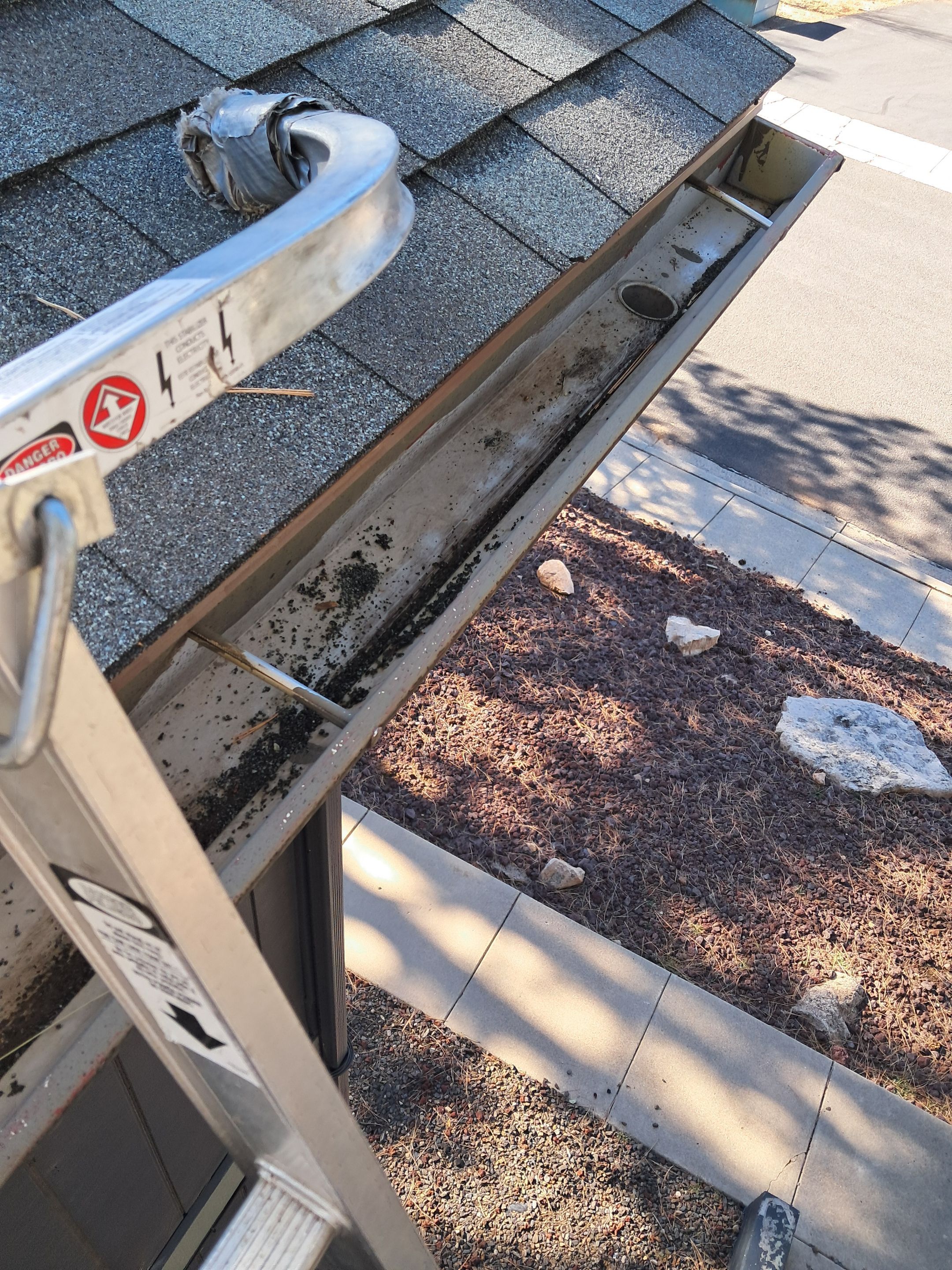 Commercial gutter cleaning Georgia after photo with clean gutters