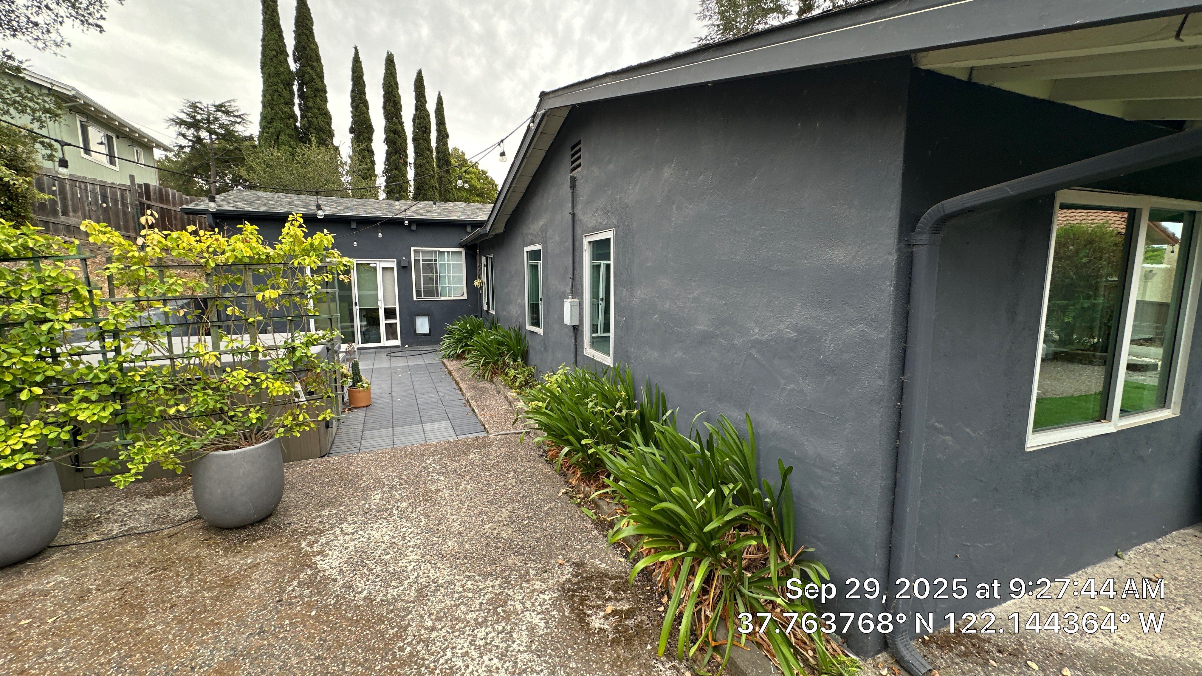 modern painting Exterior modern painting by Herrera’s Bay Area Painting inc.