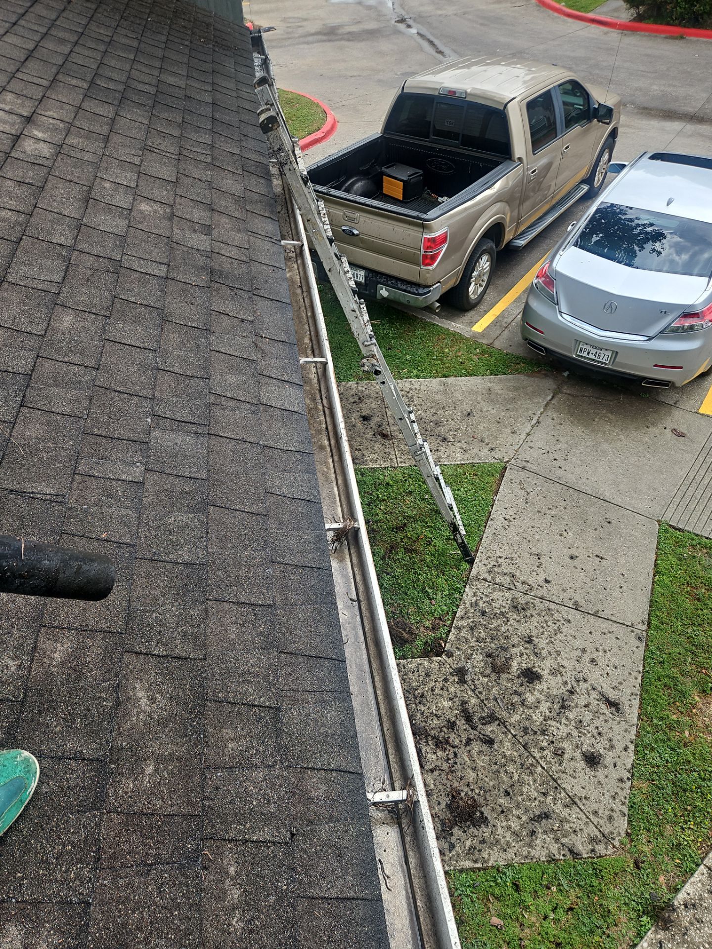 HOA gutter cleaning after photo.
