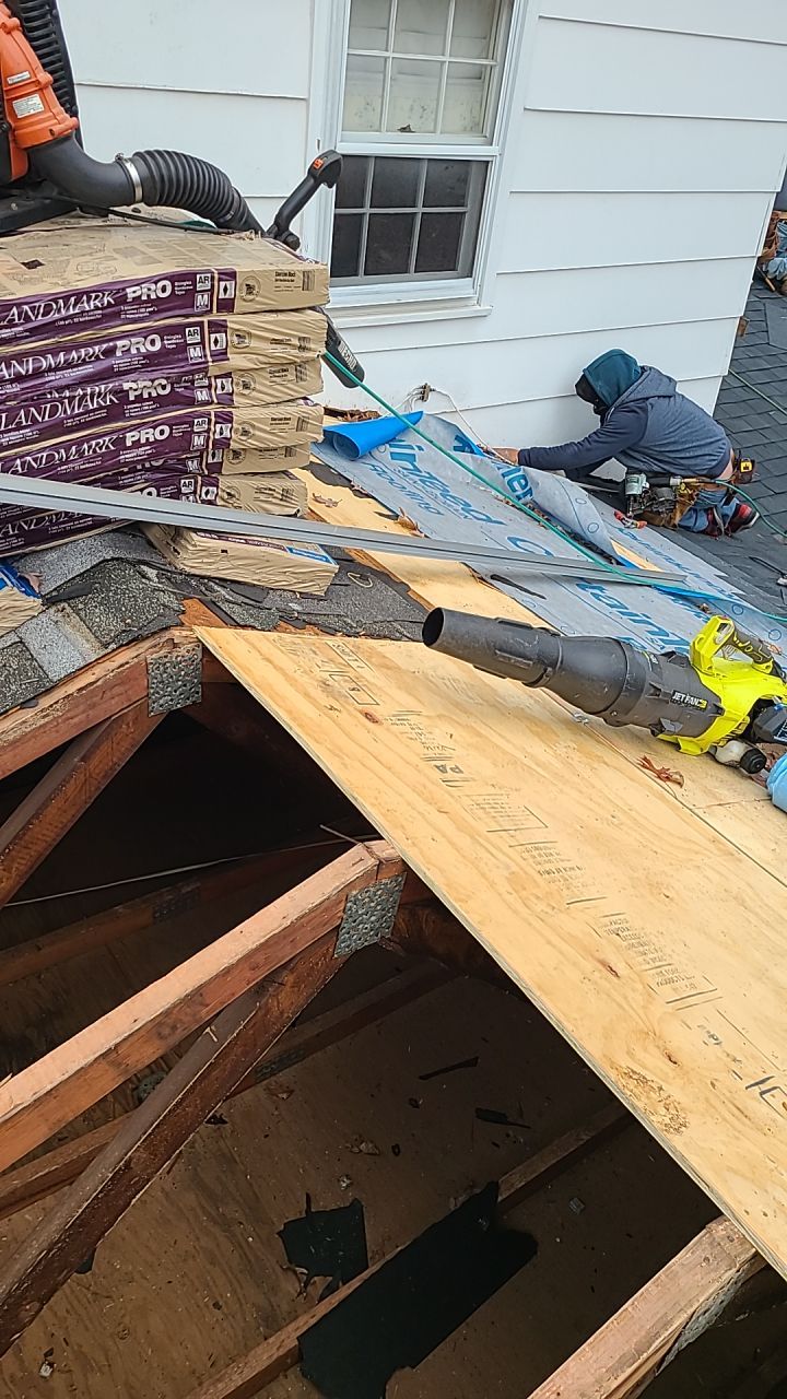 Springfield CertainTeed Charcoal Black Roof & CertainTeed Colonial White Siding by RM Banning, Inc.