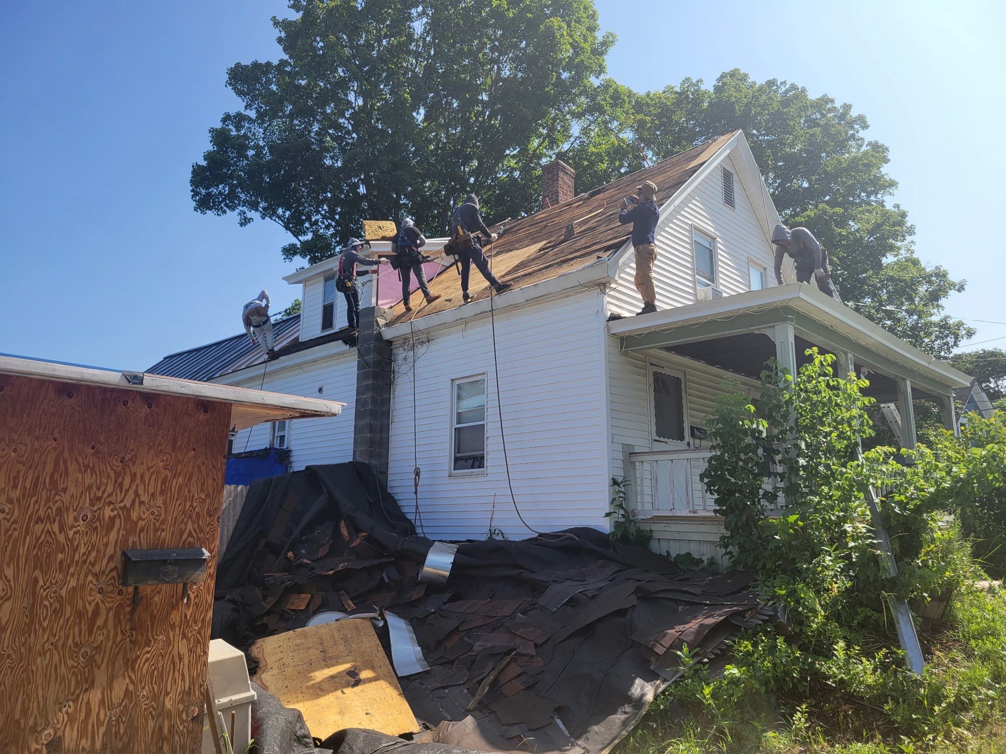 π‘ Another happy homeowner in Claremont, NH! πͺ by Tall pine roofing