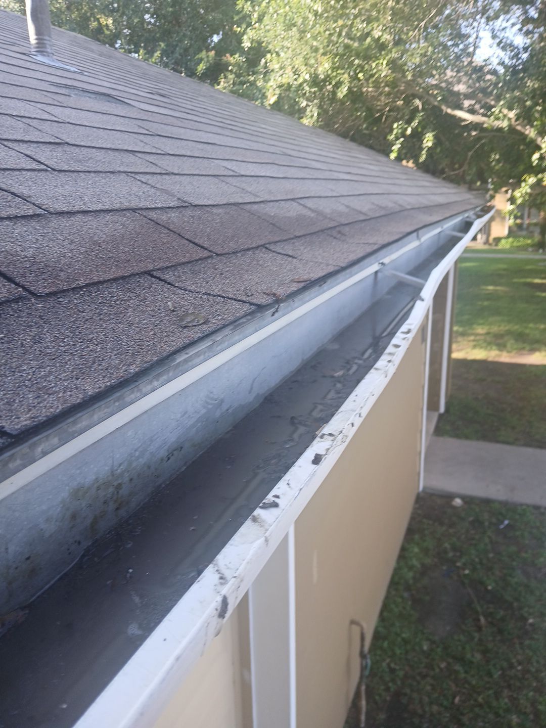 Commercial gutter cleaning Laredo, TX after photo with clean gutters