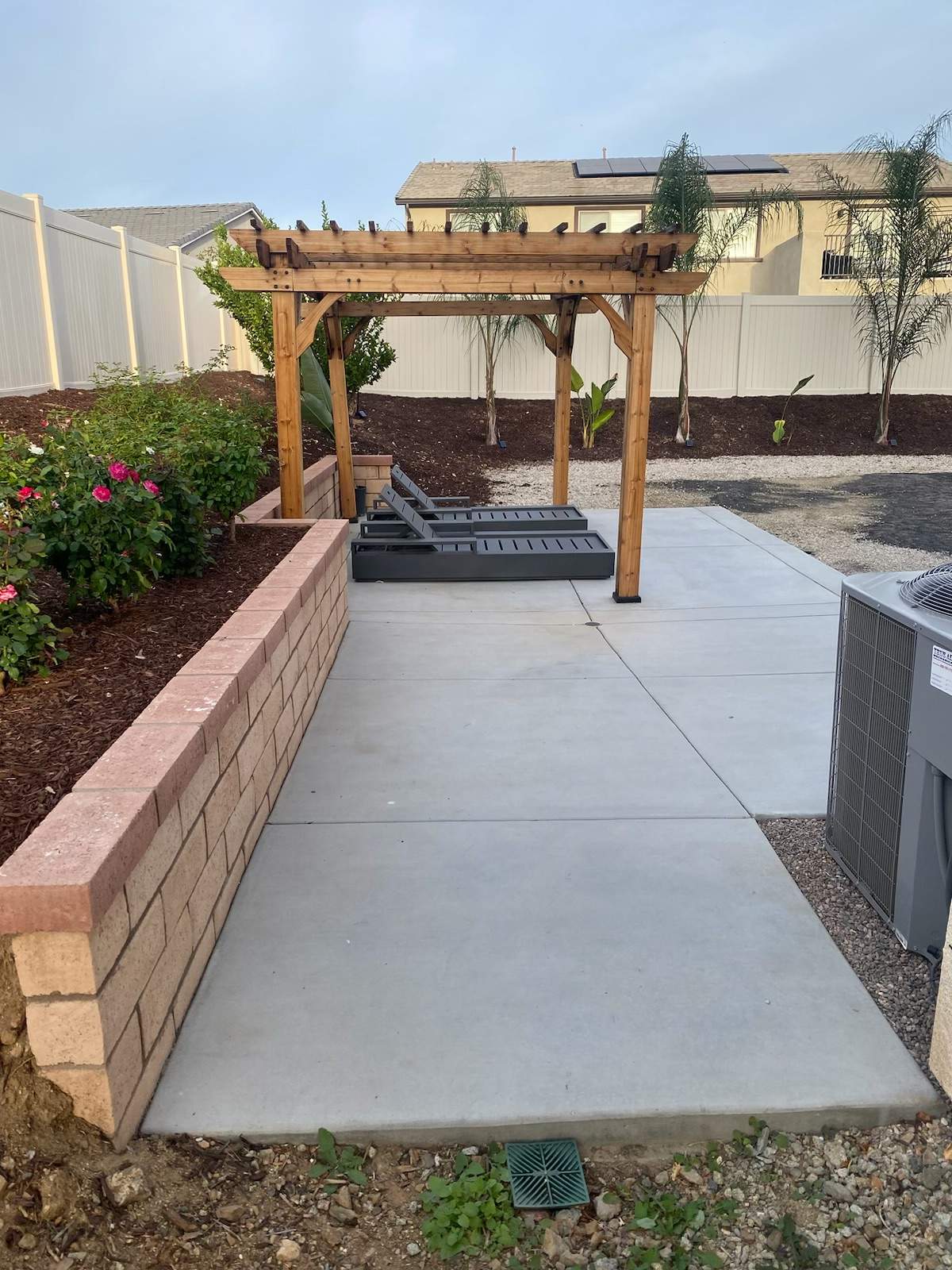 Pool and spa modern shape by Premier Pools and Spas Temecula