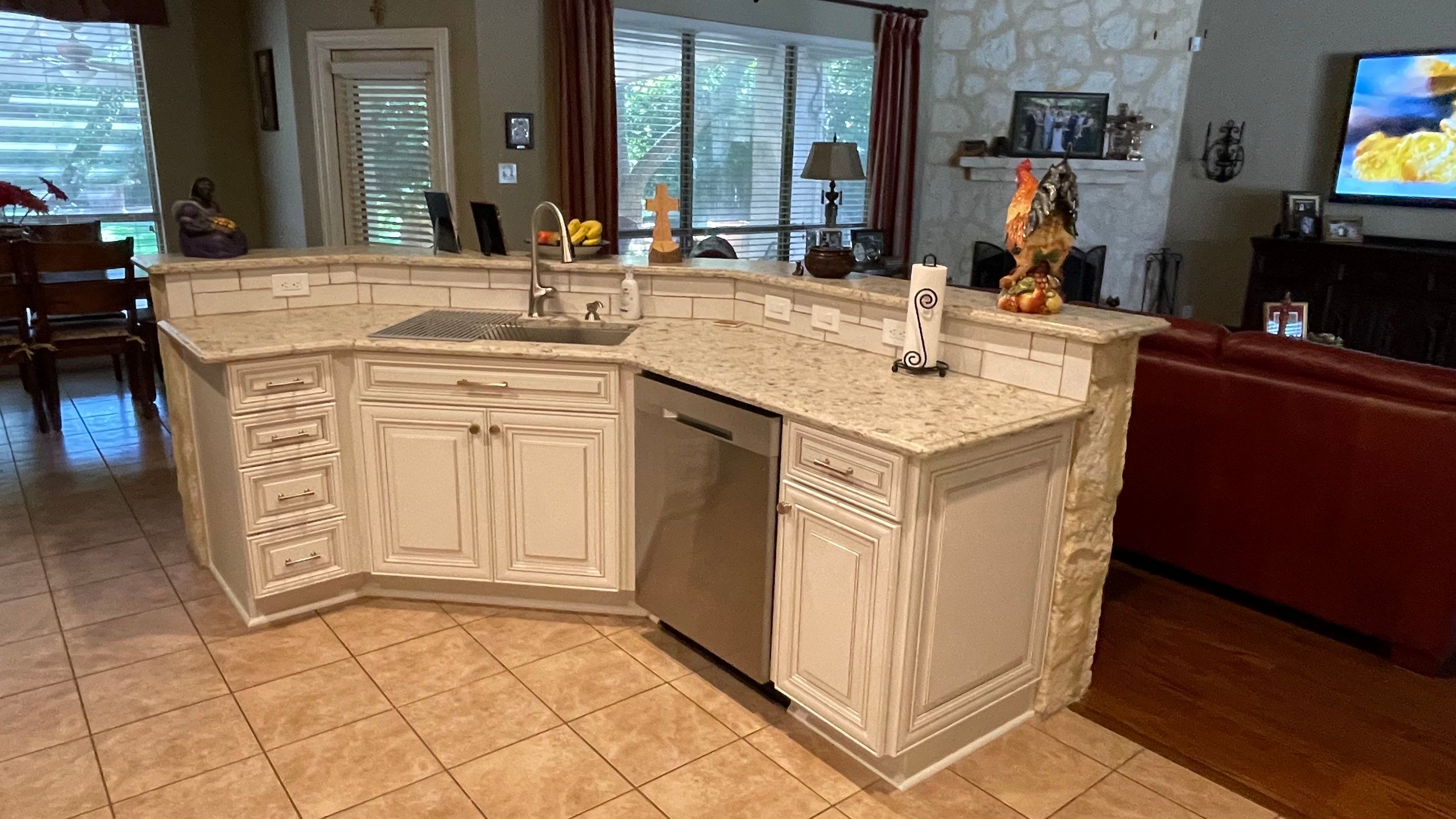 San Antonio Kitchen Remodel using ivory cabinets by Legacy Bath and Kitchen 