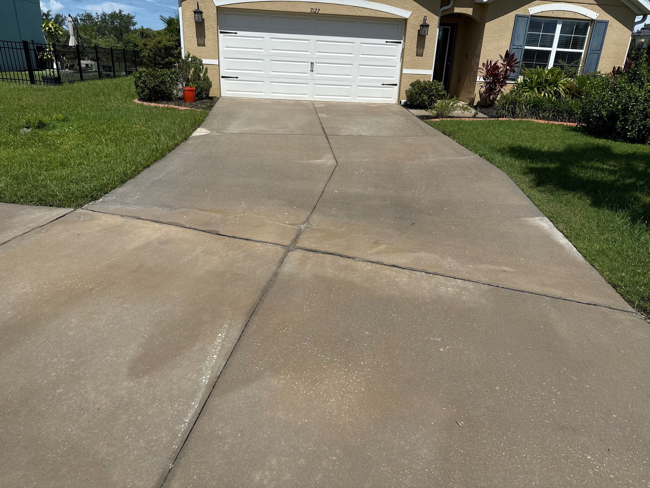 Concrete Driveway & Sidewalk Cleaning in Crystal Lakes – Palmetto, FL by Sunshine AquaWash