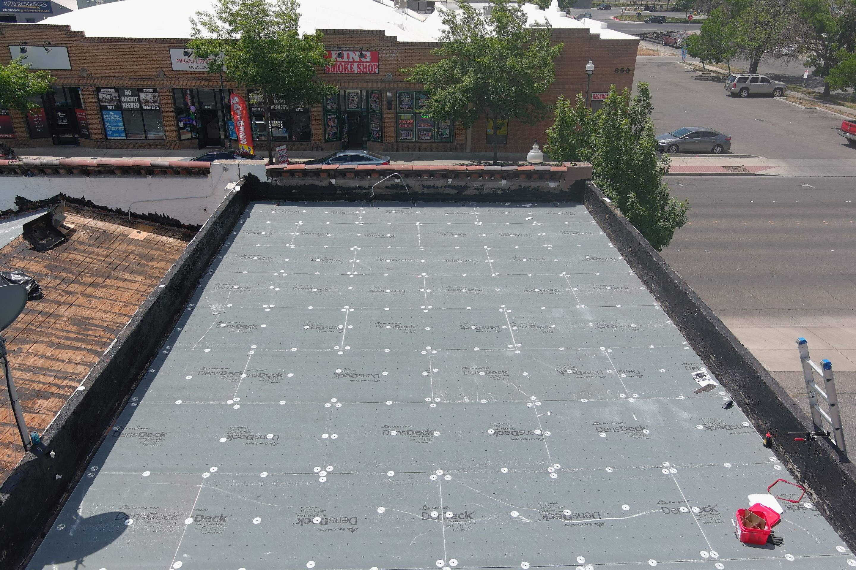 Commercial Roofing Installation using Conklin BenchPly system with PUMA top coat (imbedded fabric system) by Straight Edge Roofing Inc