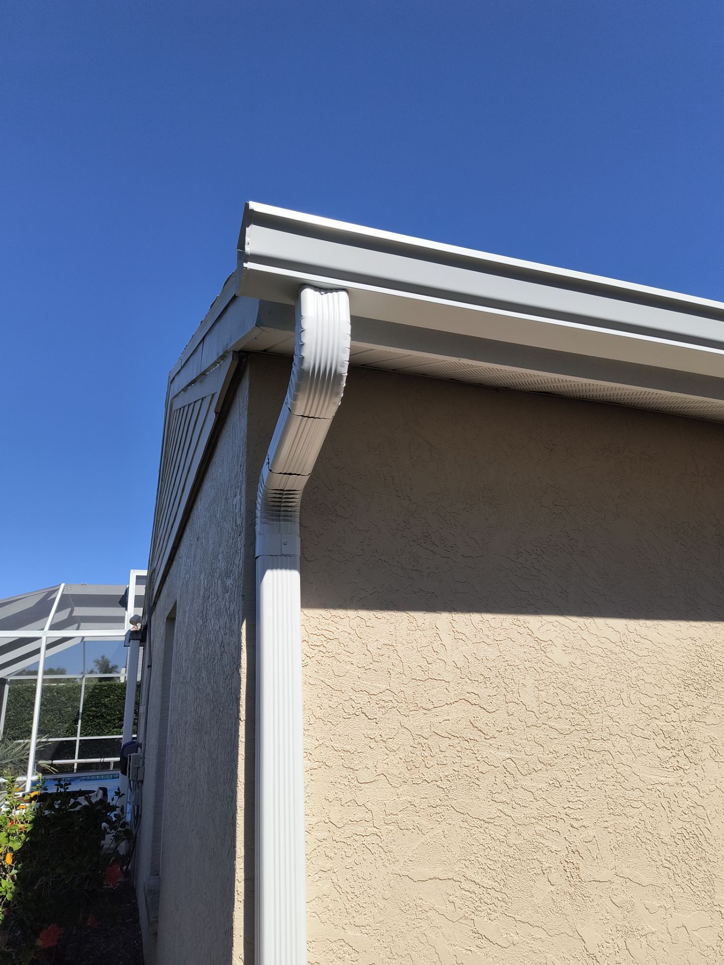 White Seamless Gutters using 6 Inch Seamless Gutters in Sarasota FL by Gutter Professors