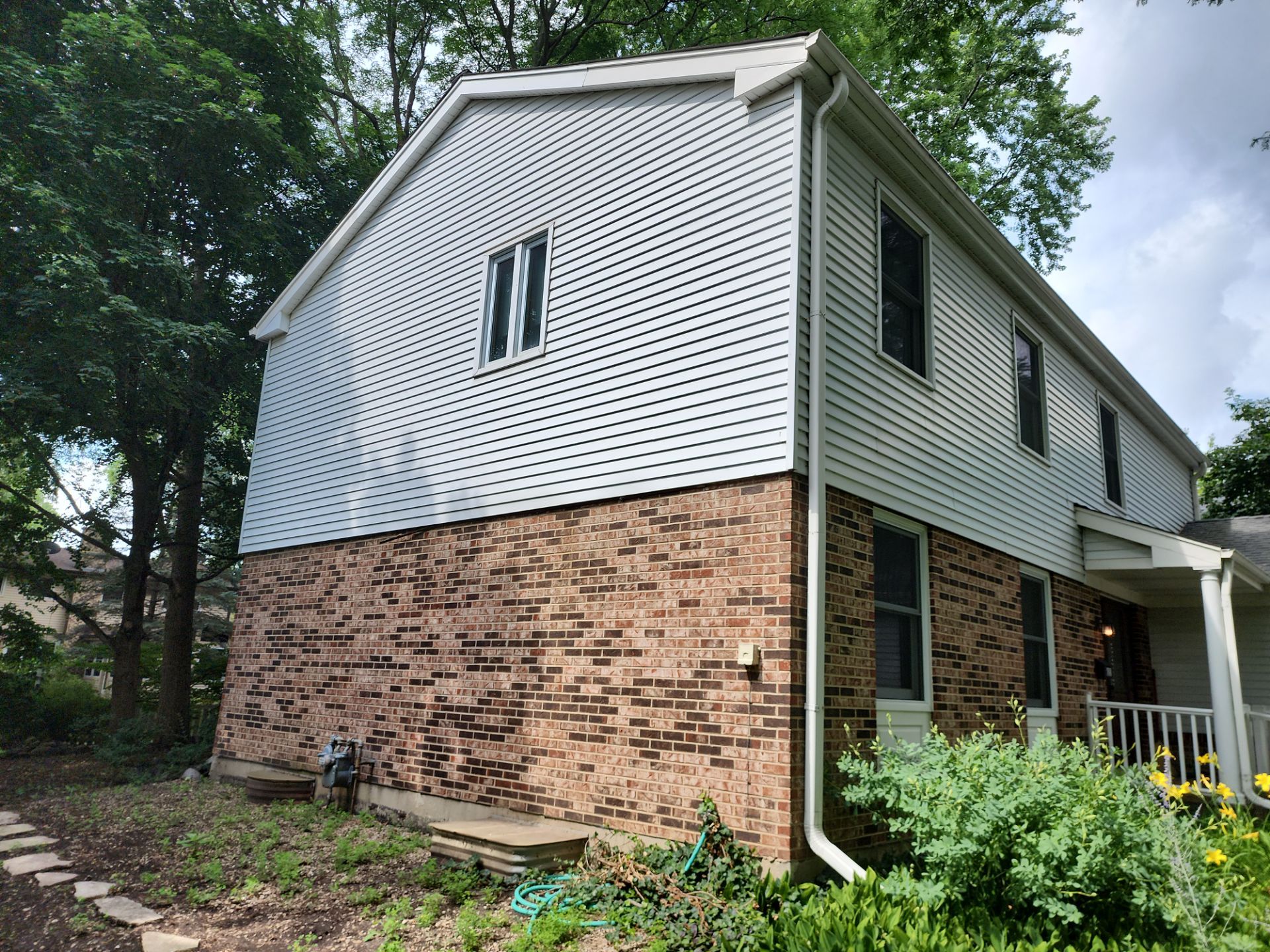 Palatine house wash and concrete power washing by Northern Power Washing LLC.