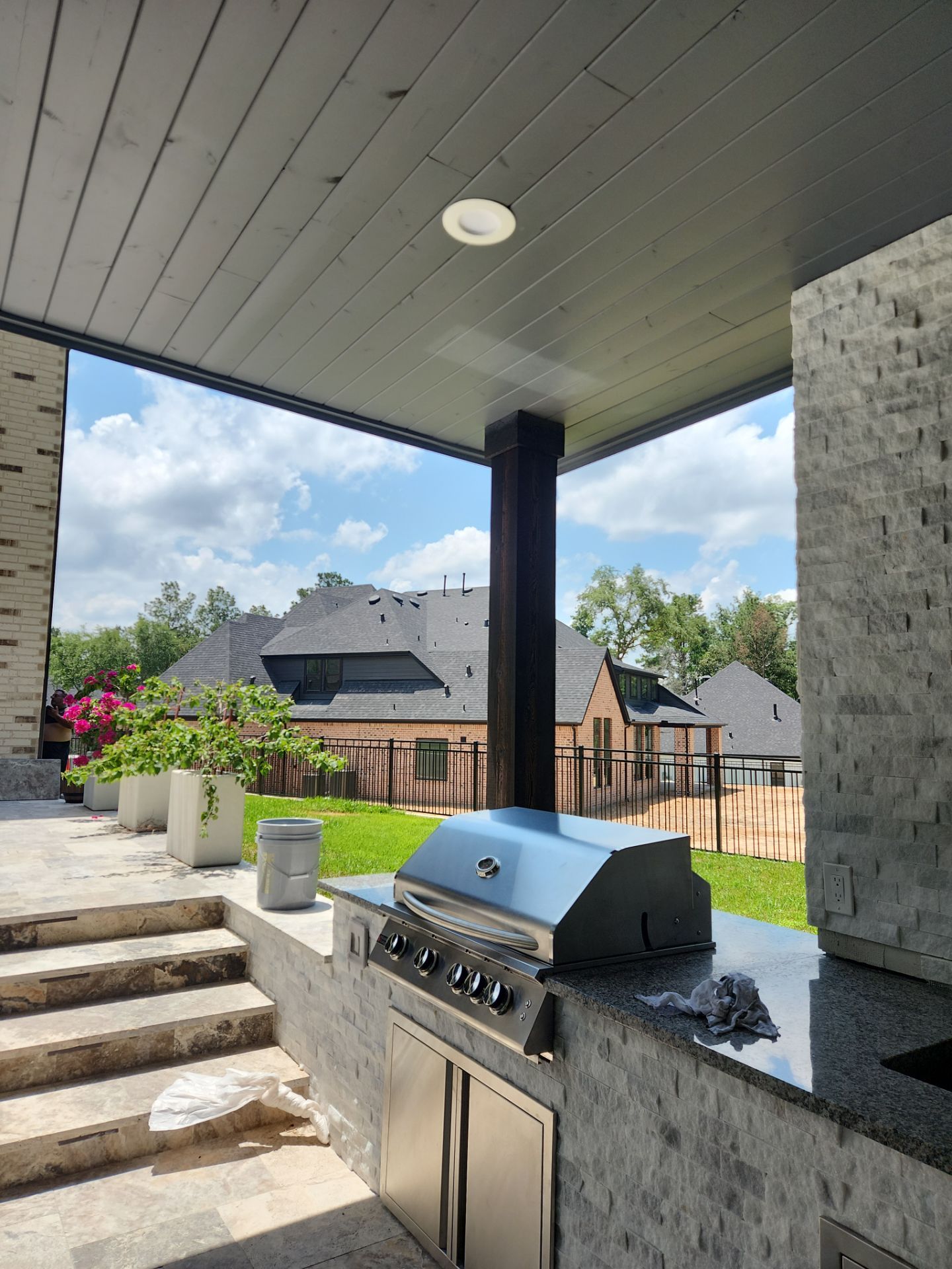 Modern Patio Cover and Kitchen in Montgomery by SophAlx LLC