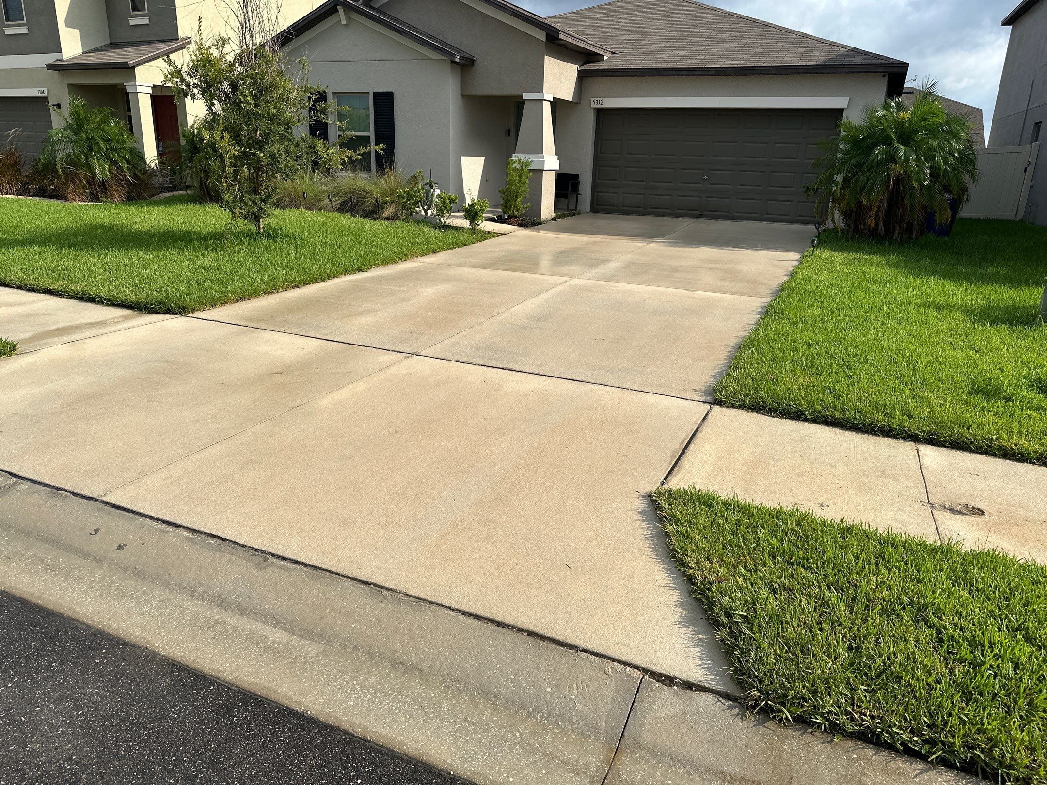 πΏ Concrete Driveway, Sidewalk & Entryway Cleaning β Trevesta Community, Palmetto, FL by Sunshine AquaWash