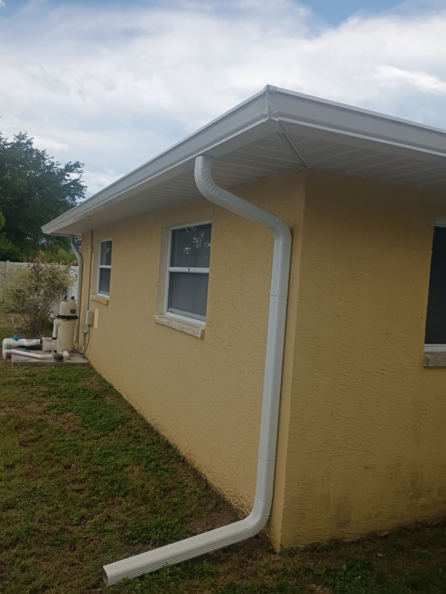 6 Inch Seamless Gutters using White Seamless Gutters in Cape Coral FL by Gutter Professors