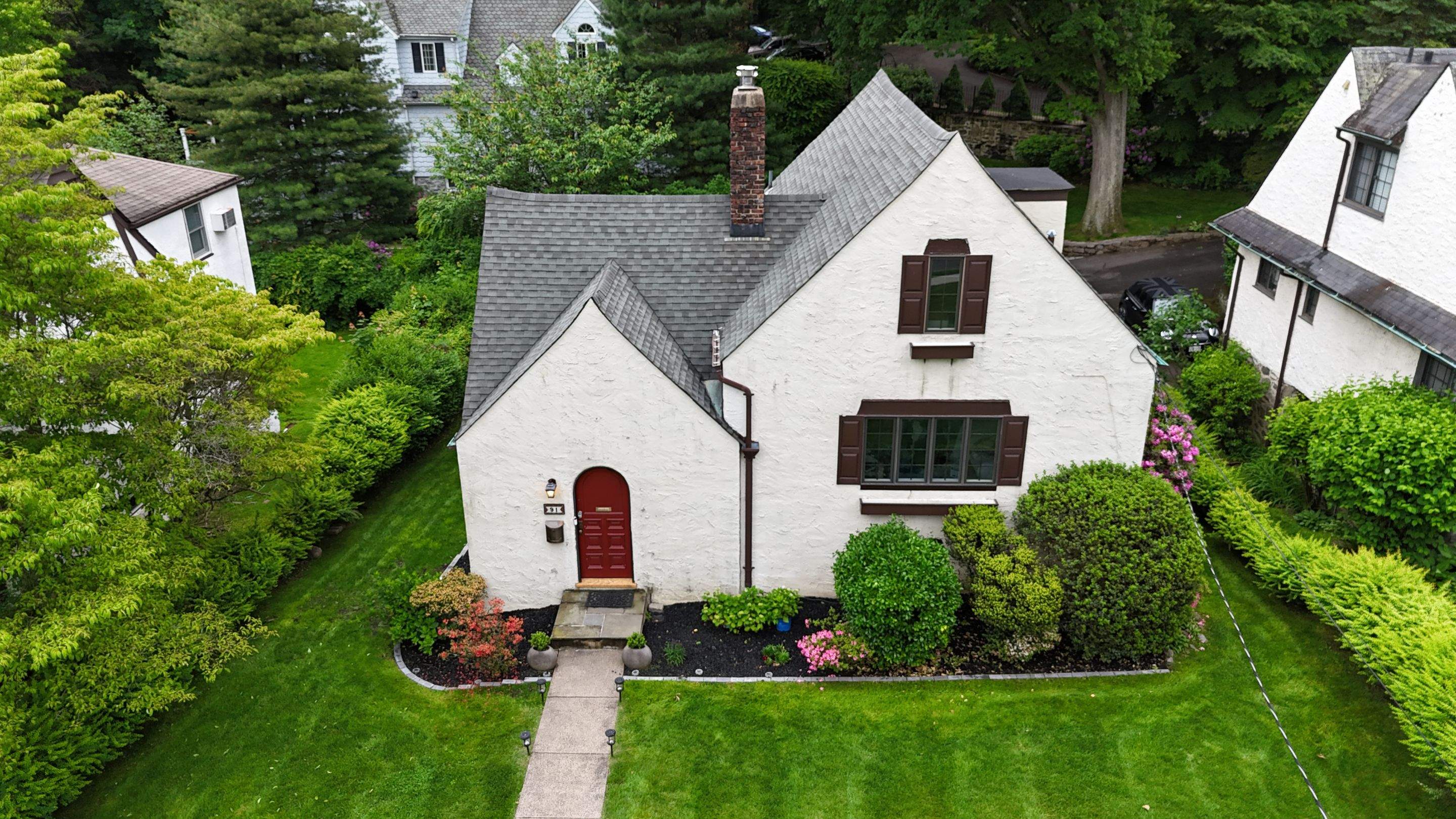 Project in Larchmont by The Energy Efficient Roofer & George's Seamless Gutters