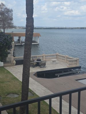 Beautiful house. Beautiful view. Didn't want to leave when we were done.