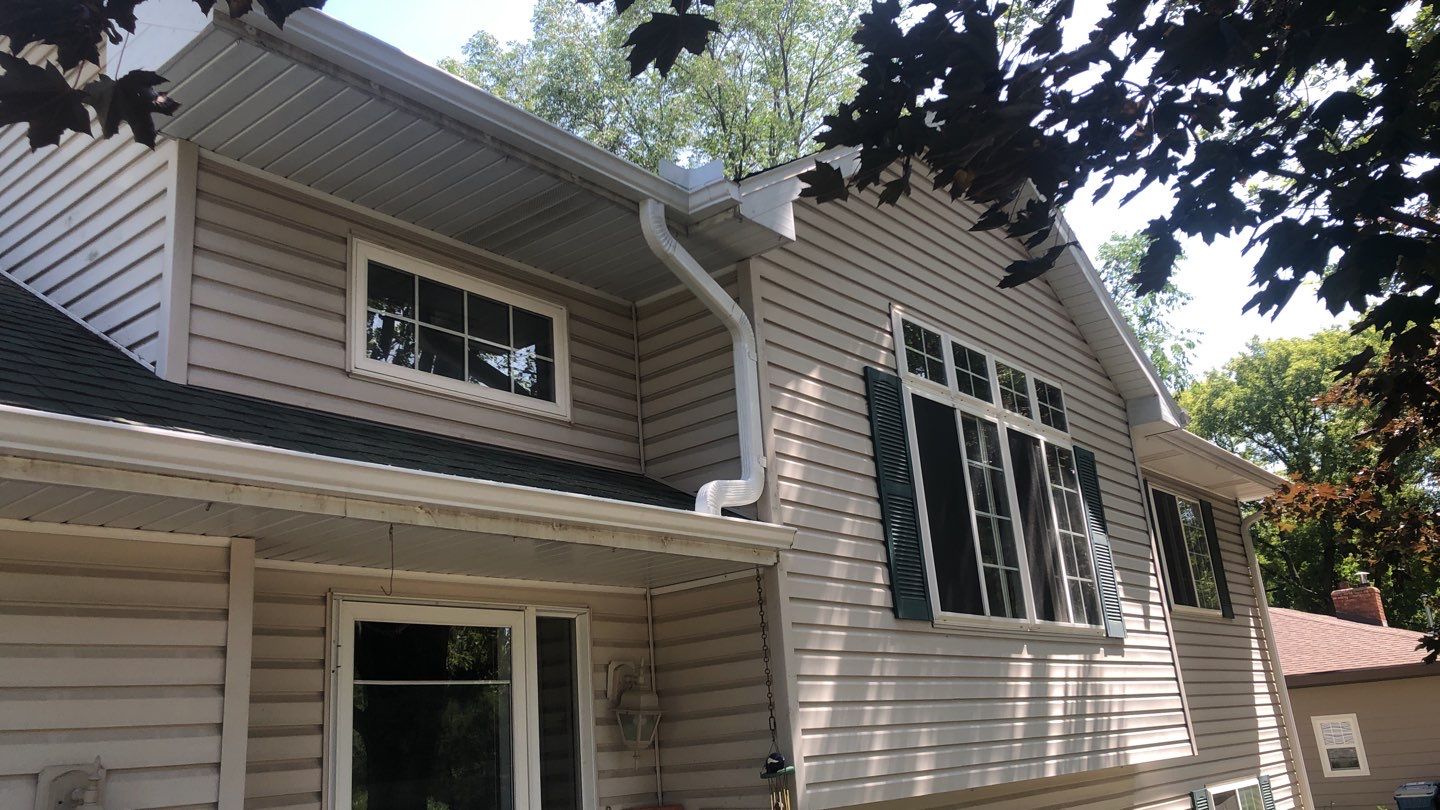 Wayzata, MN – New Seamless Gutter Installation by First Impressions Exteriors