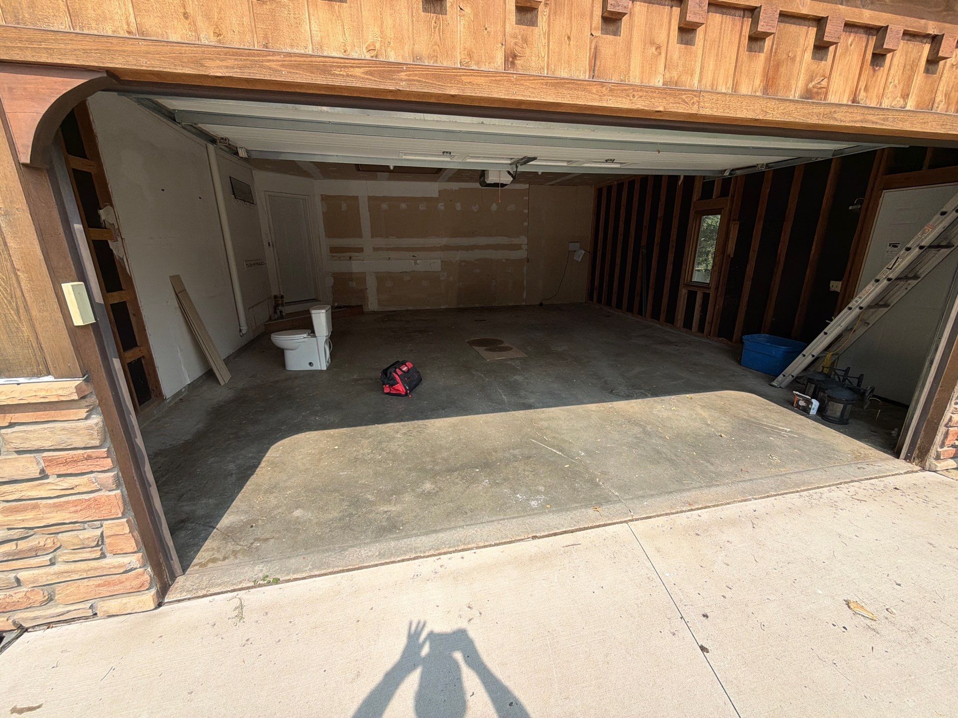 Sioux Falls Garage Floor Coating with Speckled Flake Finish by Select Painting, Coatings & Garage Cabinets