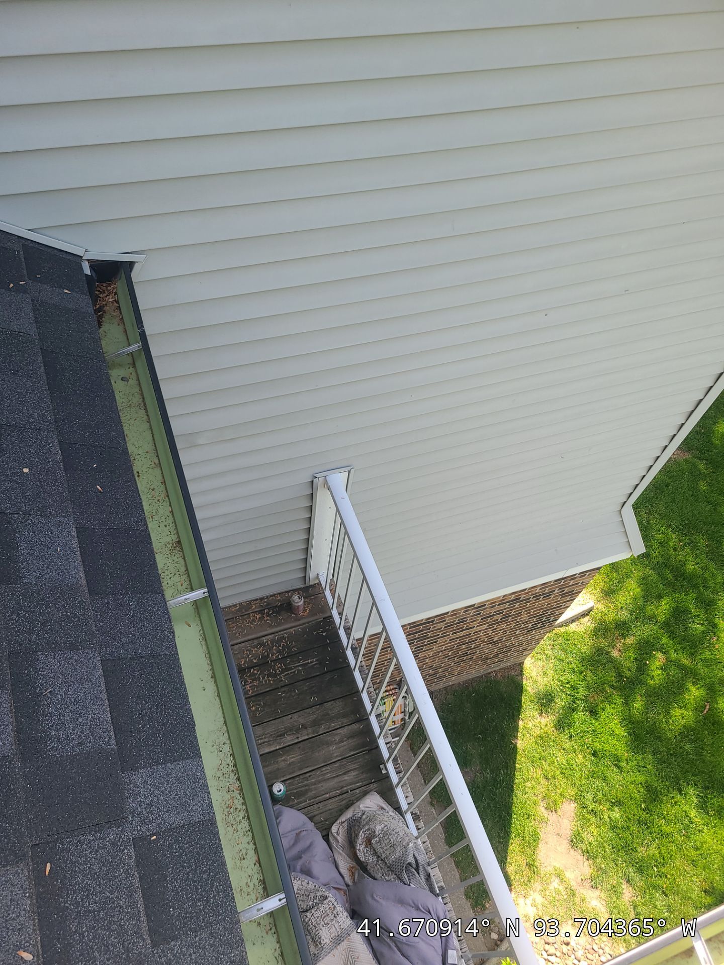 Commercial gutter cleaning Iowa after photo with clean gutters